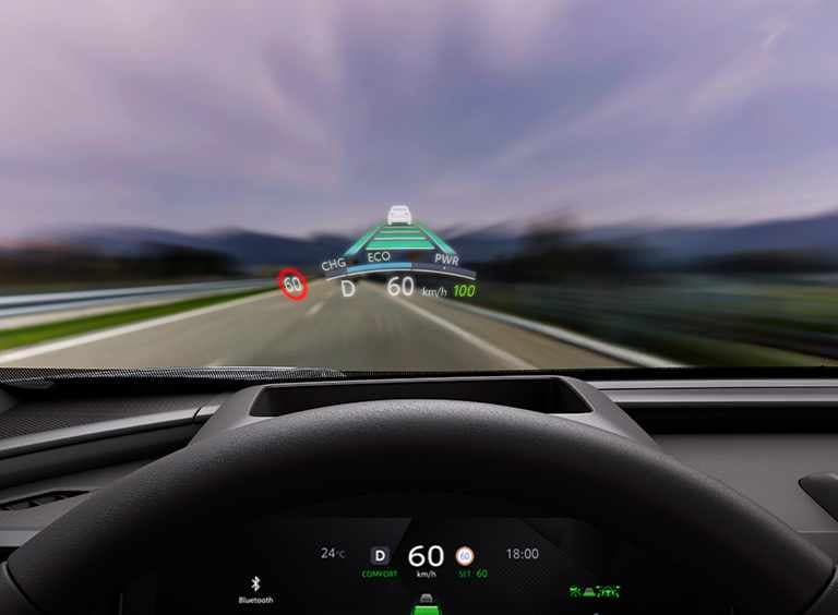 Darstellung des Head-up-Displays - HUD - während der Fahrt. Geschwindigkeit, Tempolimit und andere Informationen werden auf die Frontscheide projeziert.