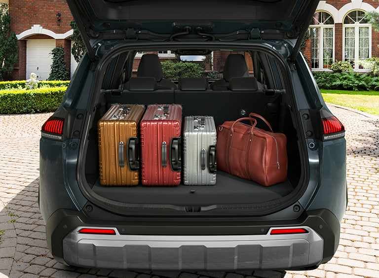 Der geöffnete Kofferraum des Across. Darin liegen zwei große Koffer, ein mittelgroßer Koffer und eine Reisetasche.