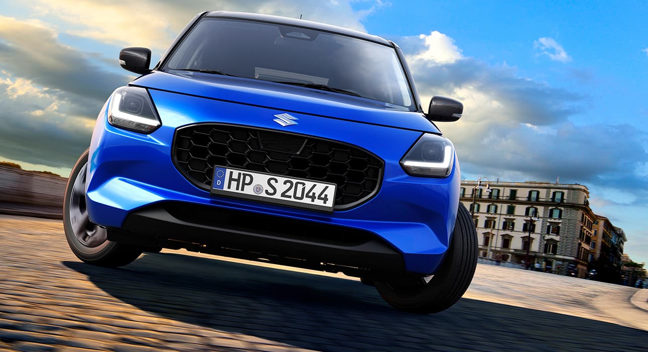 Abbildung zeigt blauen Suzuki auf einer Straße