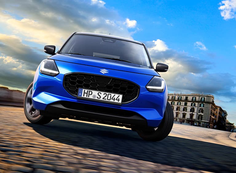 Abbildung zeigt blauen Suzuki auf einer Straße