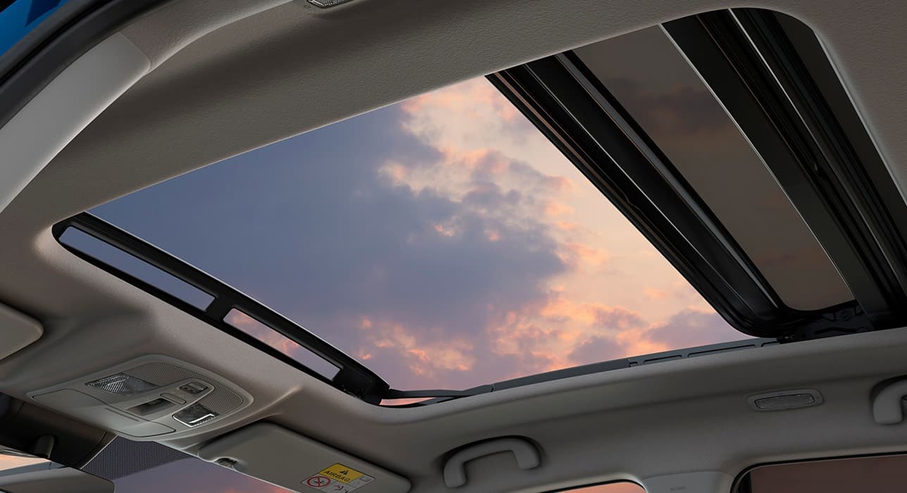 Abbildung zeigt offenes Panorama-Glasschiebehubdach von innen