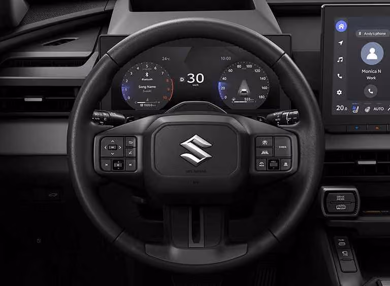 Detailaufnahme des Lenkrads. Das digitale Kombi-Instrument und das Lenkrad mit verschiedenen Knöpfen sind gut zu erkennen.