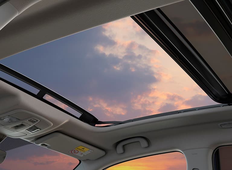 Abbildung zeigt offenes Panorama-Glasschiebehubdach von innen