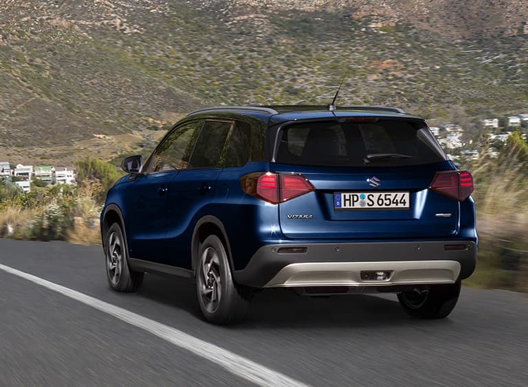 Abbildung zeigt blauen Vitara von hinten