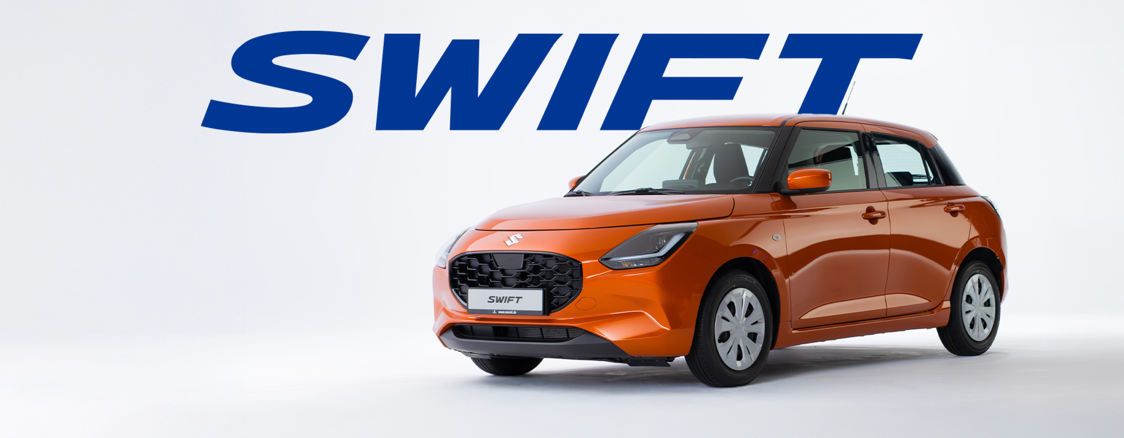 Der Suzuki Swift in orange von schräg vorne vor einem neutralen weißen Hintergrund