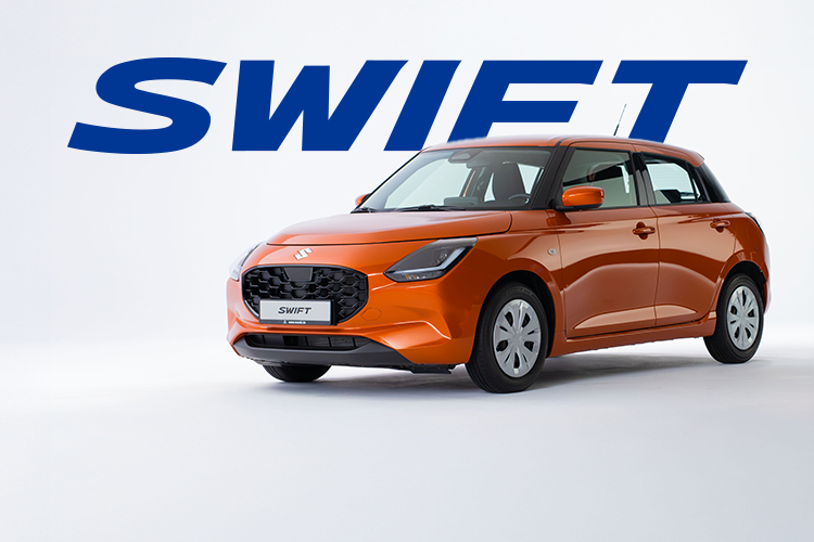 Der Suzuki Swift in orange von schräg vorne vor einem neutralen weißen Hintergrund