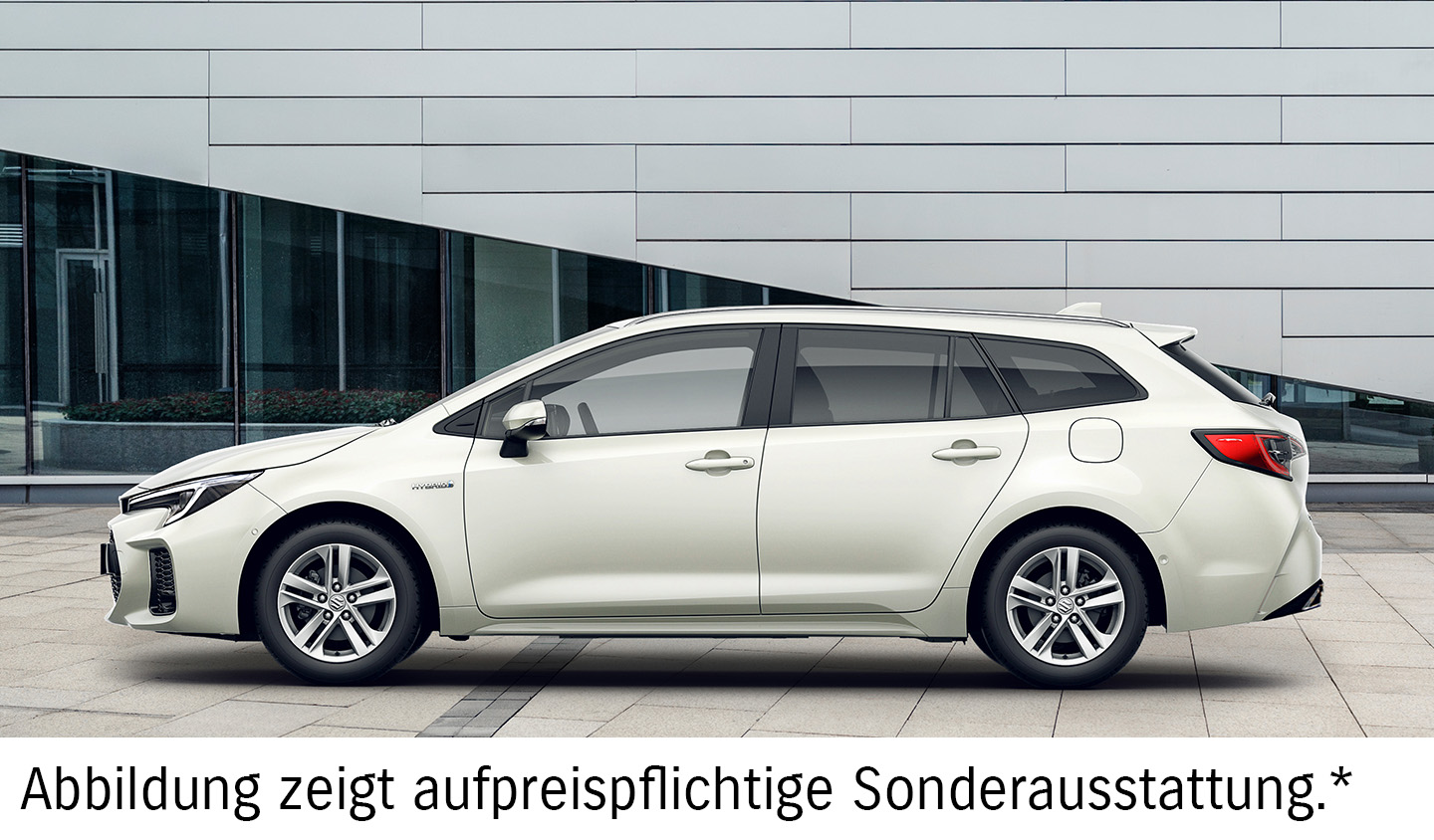 Weißer Suzuki Swace in Seitenansicht vor einer urban wirkenden Hausfassade mit textlichem Hinweis auf die abgebildete aufpreispflichtige Sonderausstattung.