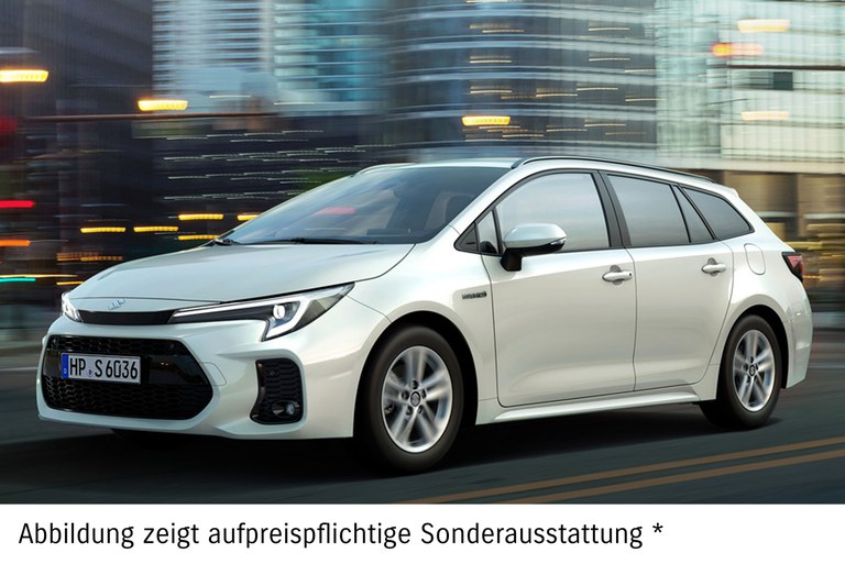 Weißer Suzuki Swace vor blauem Rauch mit Text "Suzuki Deals" und Hinweis auf Sonderausstattung