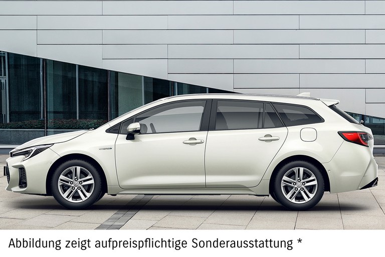 Weißer Suzuki Swace vor blauem Rauch mit Text "Suzuki Deals" und Hinweis auf Sonderausstattung