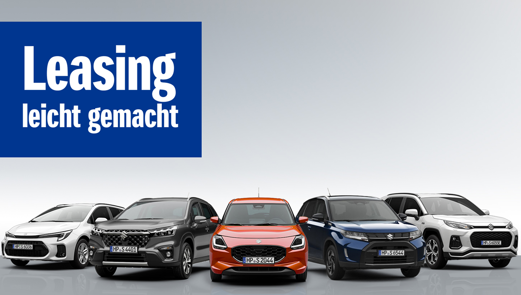 Fünf Suzuki Autos in verschiedenen Farben vor schlichtem Hintergrund mit dem Text "Leasing leicht gemacht" darüber