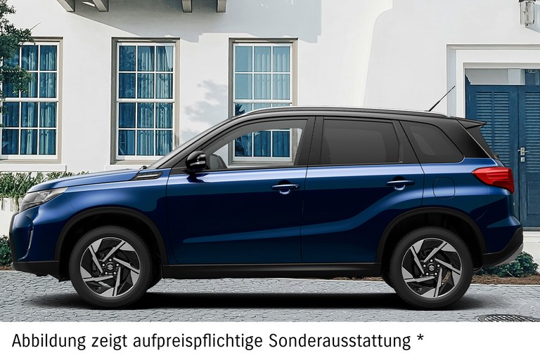 Dunkelblauer Suzuki Vitara vor orangefarbenem Rauch, Text "Suzuki Deals" und Hinweis auf Sonderausstattung