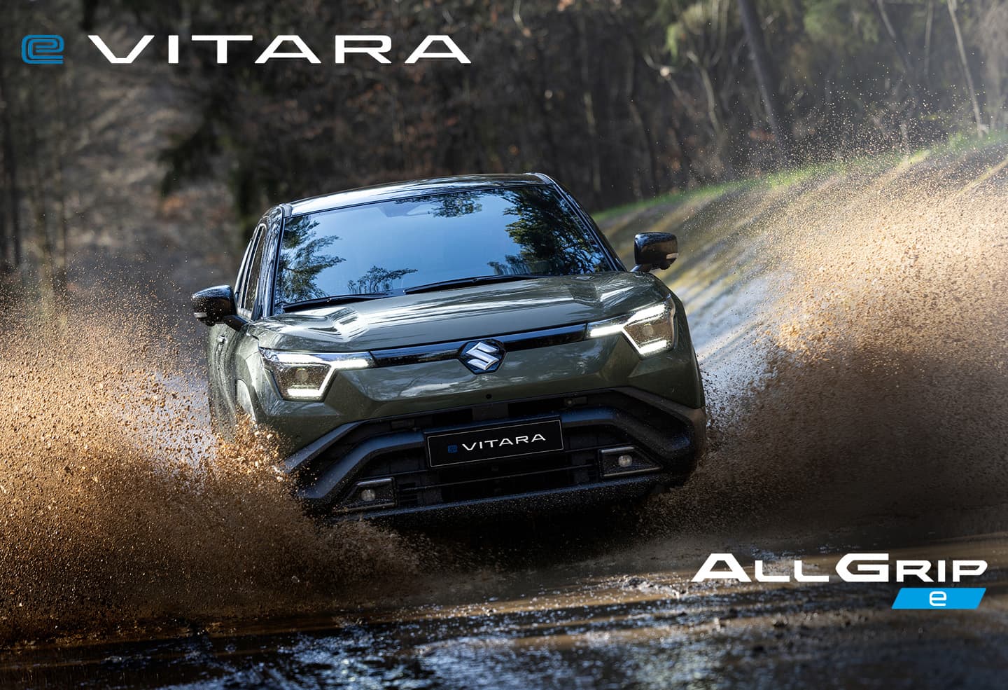 Der neue Suzuki e VITARA fährt durch eine Wasserpfütze