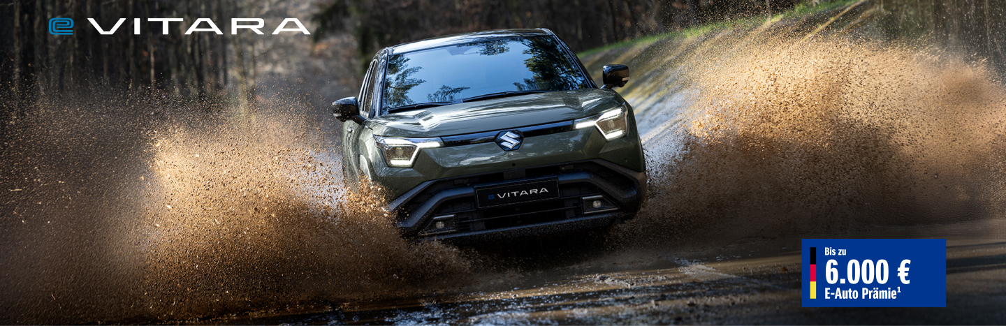 Grüner Suzuki e VITARA fährt durch eine Wasserpfütze