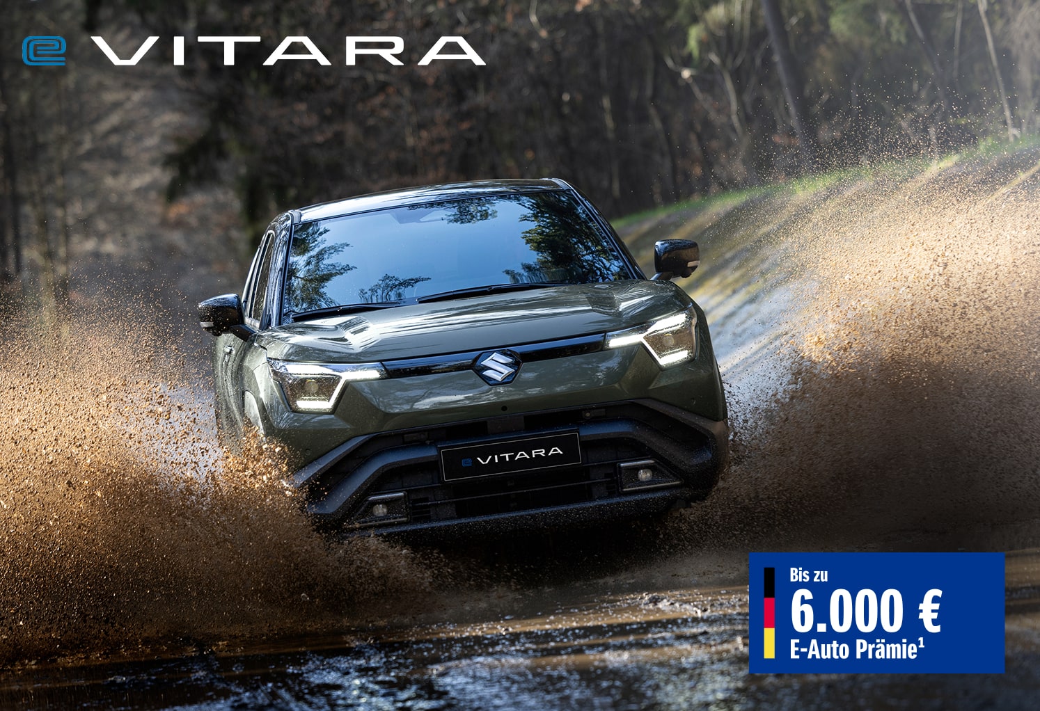 Der neue Suzuki e VITARA fährt durch eine Wasserpfütze