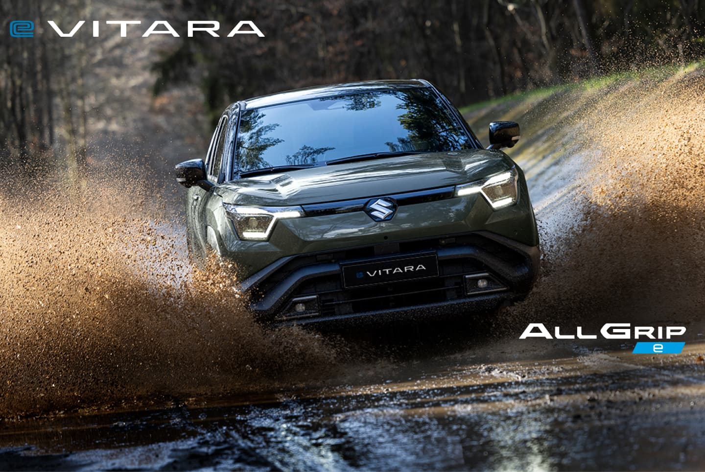 Grüner Suzuki e VITARA fährt durch eine Wasserpfütze