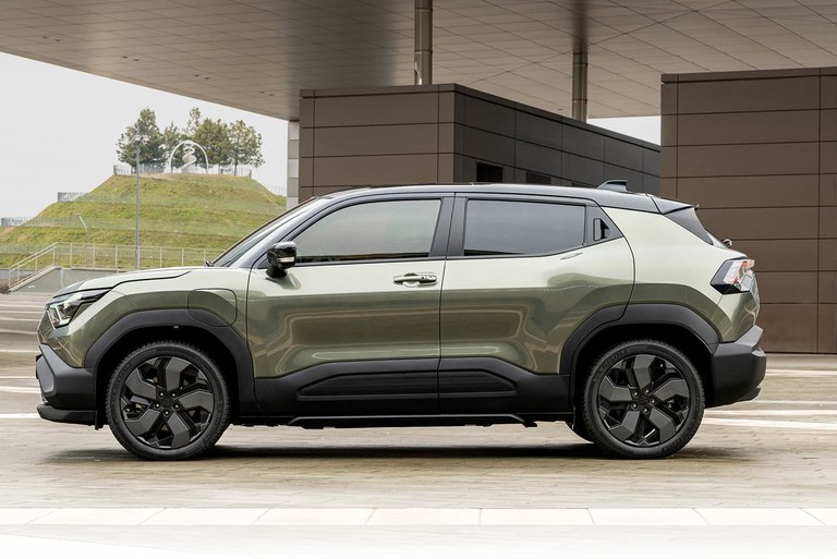 Ein grüner Suzuki e VITARA