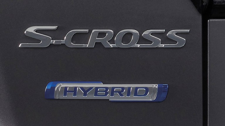 Modellbezeichnung Suzuki SX4 S-Cross Hybrid auf der Heckklappe.
