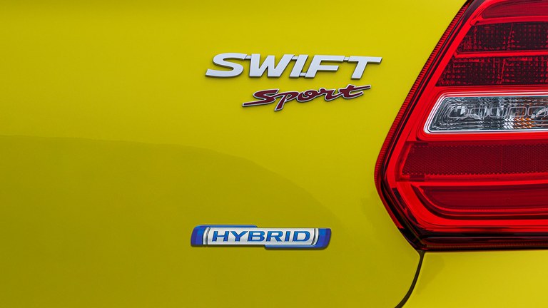 Modellbezeichnung Suzuki Swift Sport Hybrid auf der Heckklappe.