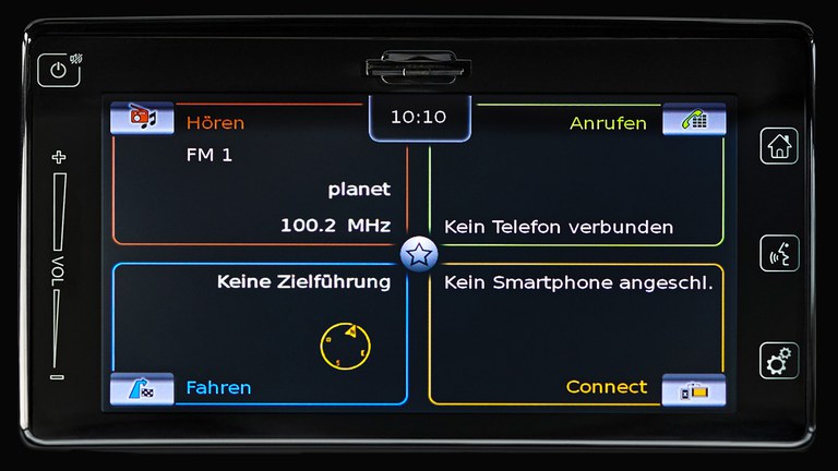 vitara-audiodisplay.jpg Detailaufnahme des Audiodisplays eines Suzuki Vitara Hybrid.