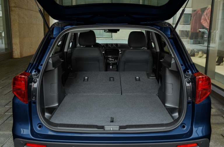 Schwarzer, geöffneter Gepäckraum eines Suzuki Vitara Hybrid in Blue Pearl Metallic