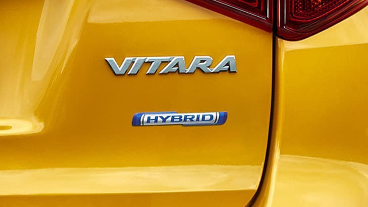 Modellbezeichnung Suzuki Vitara Hybrid auf der Heckklappe.