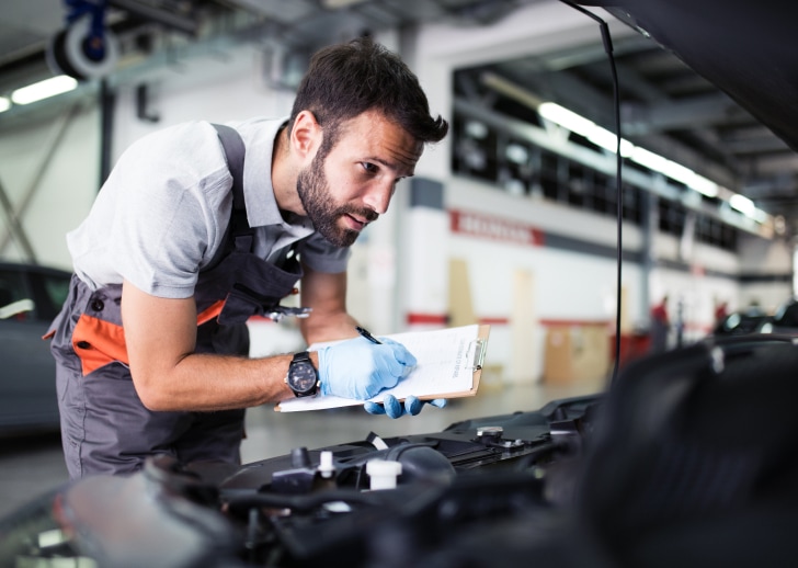 Ein Monteur in der Suzuki Fachwerkstatt