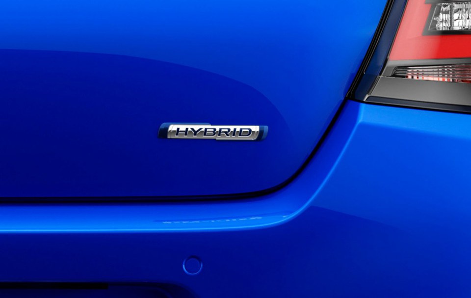 Hybrid Logo auf dem Heck des Suzuki Swift Hybrid in Frontier Blue Pearl Metallic.