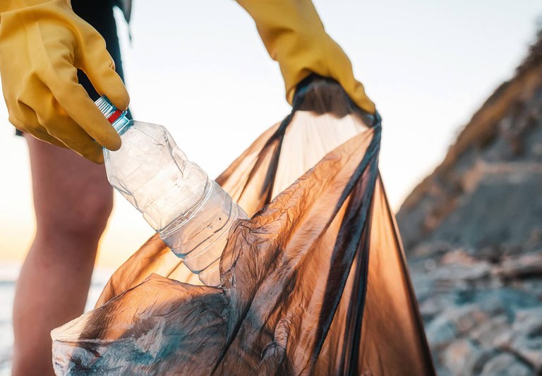 Helfer sammeln Plastikmüll